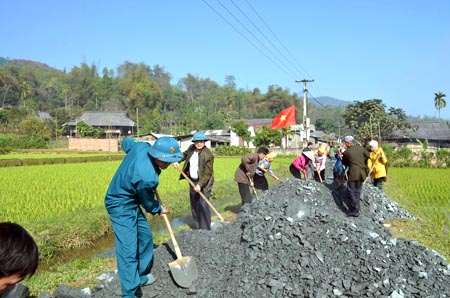 LLVT huyện Văn Chấn giúp dân làm đường giao thông nông thôn.